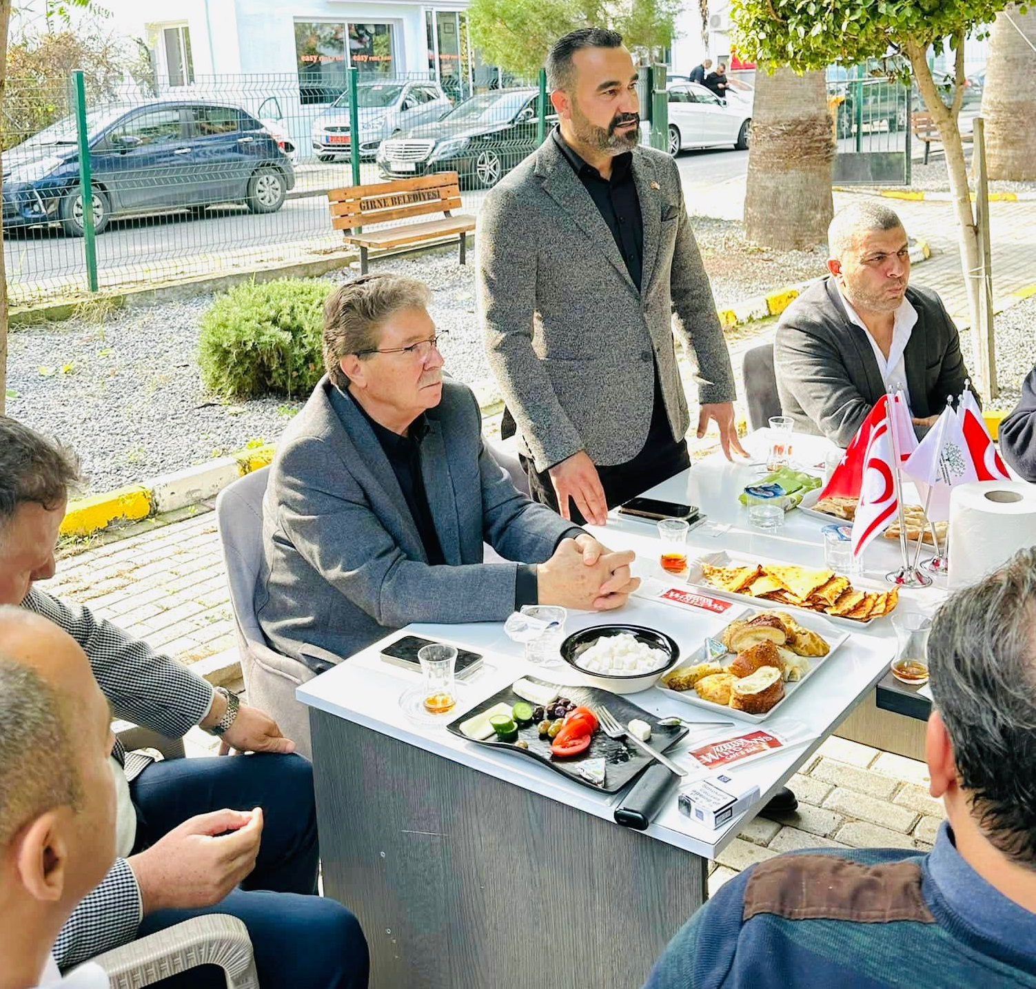 K.K.T.C. Başbakanı Sn. Ünal ÜSTEL Derneğimizi ziyaret ettiler.