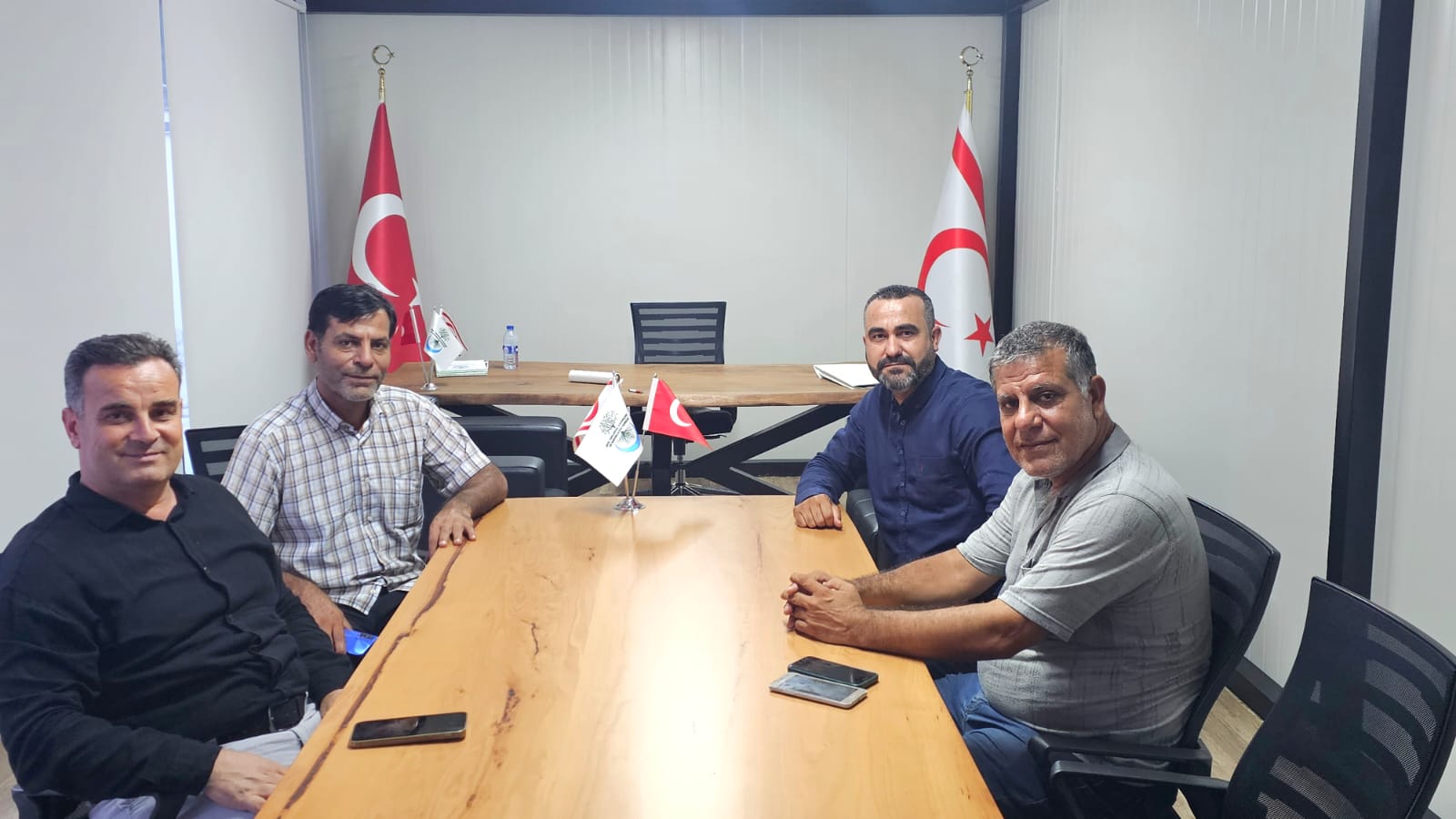 Hatay Kumlu ilçesi Belediye Başkanı Sn. Mehmet DELİ ve İşadamı Sn. İbrahim UÇAK Dernek Başkanımız Sn. Nafi ÖLMEZ' i ziyaret etti.