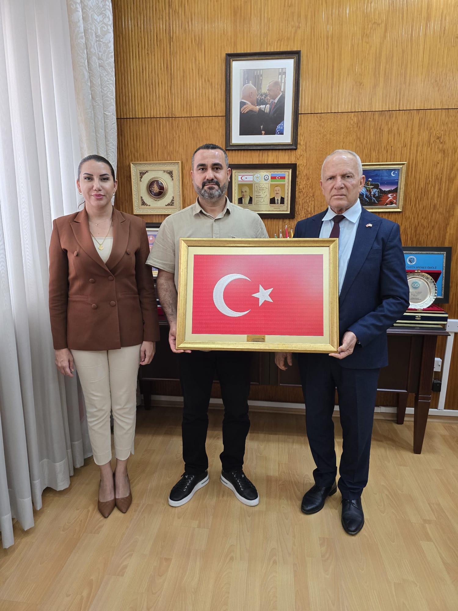 Meclisteki makamını ziyaretimizde, Dernek binamıza asılmak üzere şanlı Türk Bayrağı tablosunu bizlere takdim eden Meclis Başkanımız Sn. Zorlu TÖRE' ye ve Meclisi Özel Kalem Müdürü Sayın Av. İrem UYGUN' a teşekkürü borç bilir, saygılar sunarız.